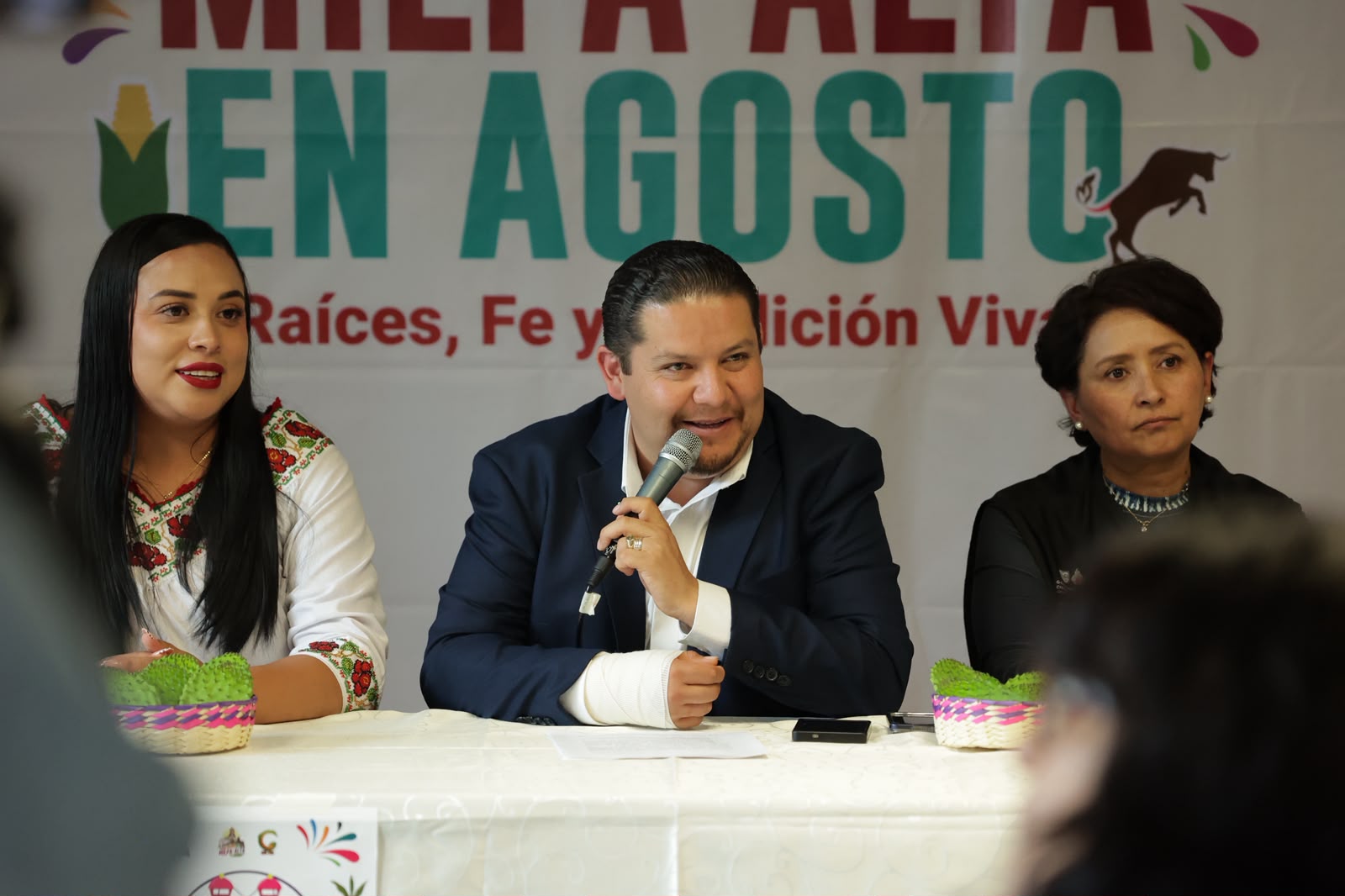 Alcalde trabajando en barrio