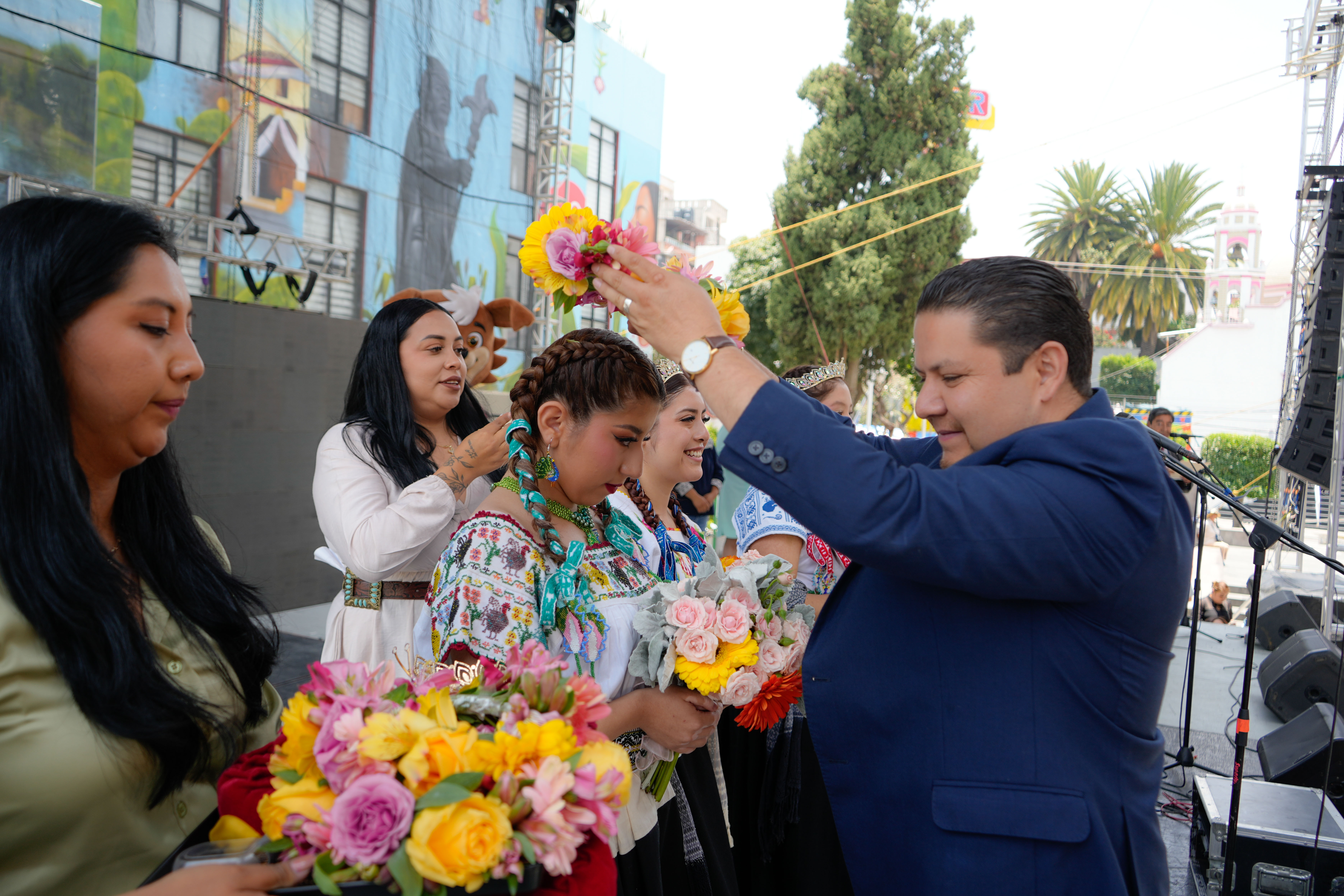 Alcalde trabajando en barrio