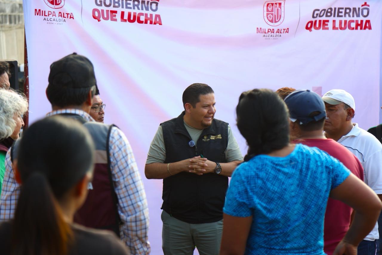 Alcalde trabajando en barrio