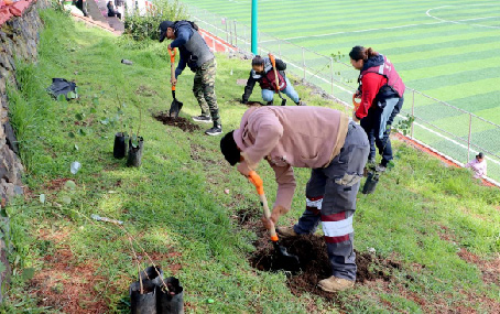 Alcalde trabajando en barrio
