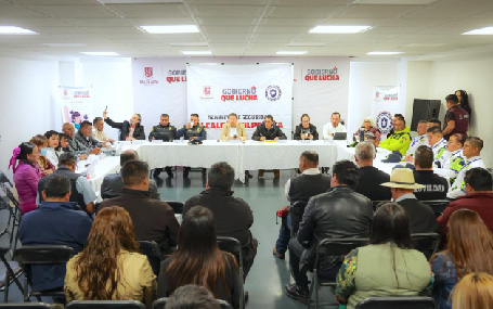 Alcalde trabajando en barrio