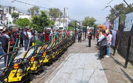 Alcalde trabajando en barrio